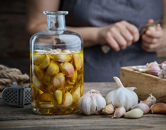 Olio all’aglio fatto in casa: una ricetta semplice ma dal sapore unico.