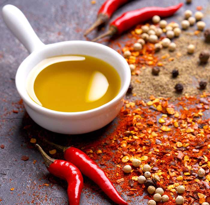 Come preparare l'olio aromatizzato al peperoncino per insaporire i tuoi piatti.