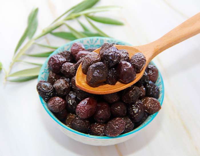 Olive essiccate sott'olio fatte in casa: l'aperitivo per eccellenza.