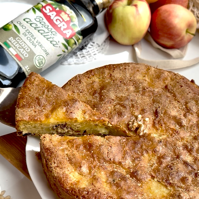 Torta frutta secca e mele con farina di mais