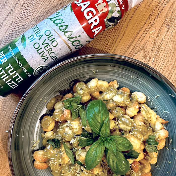 Gnocchi in friggitrice ad aria con pesto di pistacchi, basilico e limone