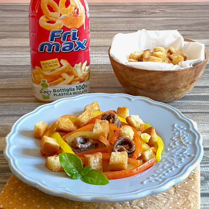 Fettuccine di peperoni con crostini e alici