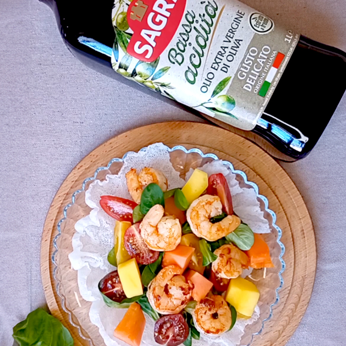 Nuvole di riso con insalatina di gamberi, pomodorini e frutta