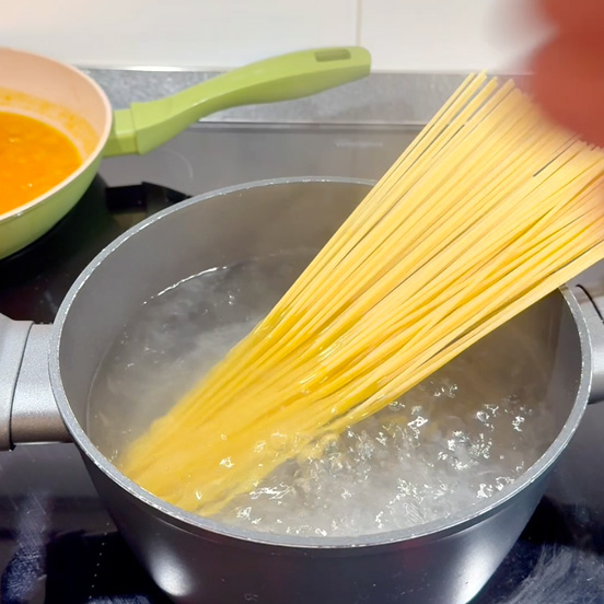 Spaghetti alla milanese con salsiccia glassata