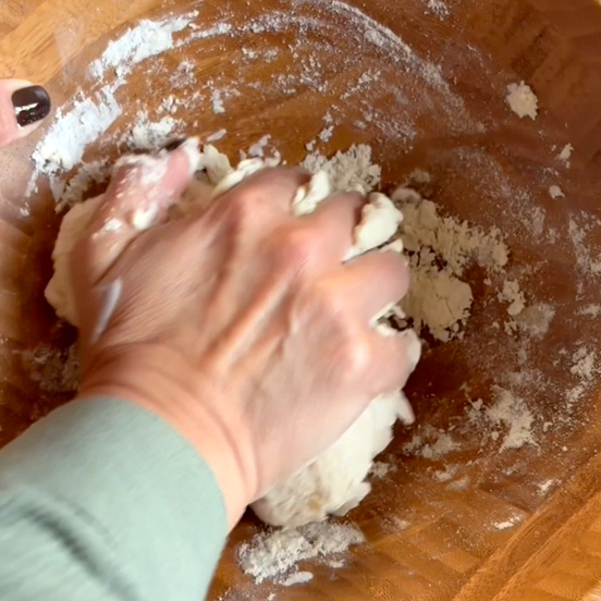 Pane naan ripieno di patate speziate in stile indiano