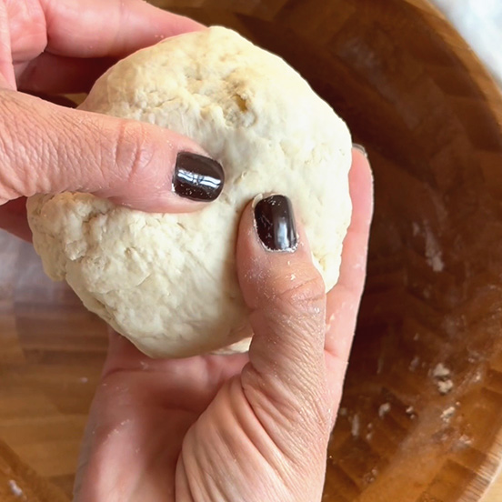 Pane naan ripieno di patate speziate in stile indiano