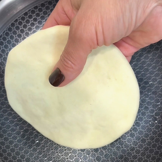 Pane naan ripieno di patate speziate in stile indiano