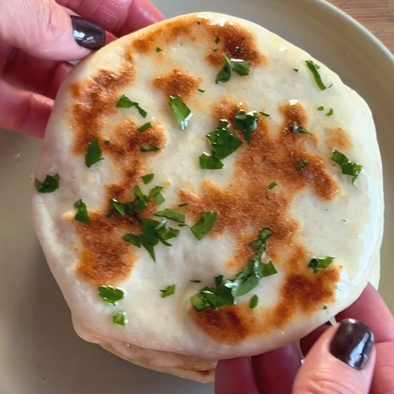 Pane naan ripieno di patate speziate in stile indiano